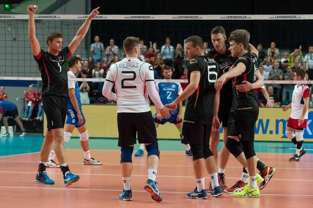 Die Spieler von Deutschland bejubeln einen Punktgewinn, Jubel über einen Punkt, Freude über den Sieg, das gewonnene Spiel, Volleyball, Länderspiel, Deutschland - Tschechien, xobx