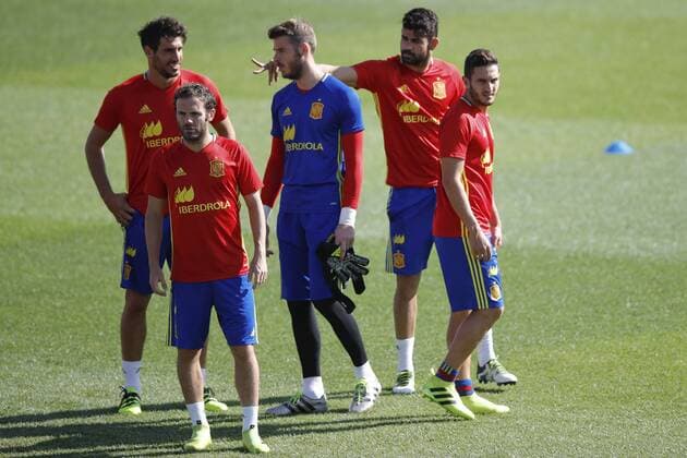 Fußball, Training Nationalteam Spanien Players of the Spanish national soccer team (L to R) Javi Martinez, Mata, De Gea, Diego Costa and Koke attend the team s training session at Las Rozas, on the outskirts of Madrid, Spain, on 03 September 2016. Spain will face Liechtenstein in a FIFA World Cup WM Weltmeisterschaft Fussball 2018 qualifier match on 05 September 2016. EFE Juanjo Martin Spain training !ACHTUNG: NUR REDAKTIONELLE NUTZUNG!  20160903-636085013284368597