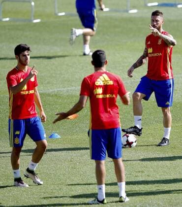 Fußball, Training Nationalteam Spanien Players of the Spanish national team Nationalteam (L to R) Marcos Asensio, Diego Costa and Sergio Ramos attend the team s training session at Las Rozas, on the outskirts of Madrid, Spain, on 03 September 2016. Spain will face Liechtenstein in a FIFA World Cup WM Weltmeisterschaft Fussball 2018 qualifier match on 05 September 2016. EFE Juanjo Martin Spain training !ACHTUNG: NUR REDAKTIONELLE NUTZUNG!  20160903-636085018547866833