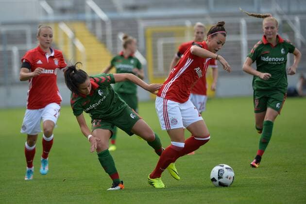 Hasret Kayikci (SC Freiburg Frauen-Fusssball), Viktoria Schnaderbeck (FC Bayern Muenchen - Frauenfussball), v.li. Aktion, FC Bayern Muenchen Frauen vs SC Freiburg Frauen, 03.09.16