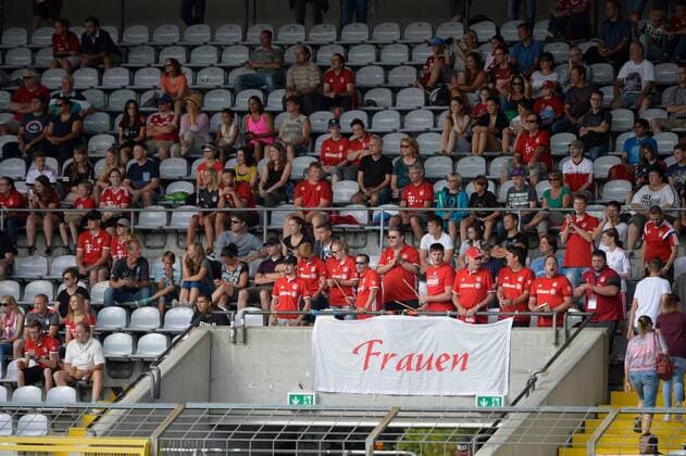 Fans des FC Bayern Muenchen - Frauenfussball, jubeln, FC Bayern Muenchen Frauen vs SC Freiburg Frauen, 03.09.16