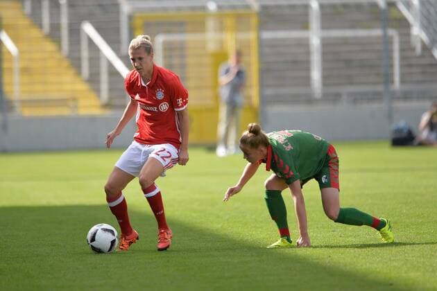 Verena Faisst (FC Bayern Muenchen - Frauenfussball), Giulia Gwinn (SC Freiburg Frauen-Fusssball), v.li. Aktion, FC Bayern Muenchen Frauen vs SC Freiburg Frauen, 03.09.16