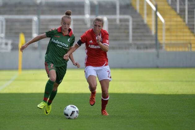 Giulia Gwinn (SC Freiburg Frauen-Fusssball), Verena Faisst (FC Bayern Muenchen - Frauenfussball), v.li. Aktion, FC Bayern Muenchen Frauen vs SC Freiburg Frauen, 03.09.16
