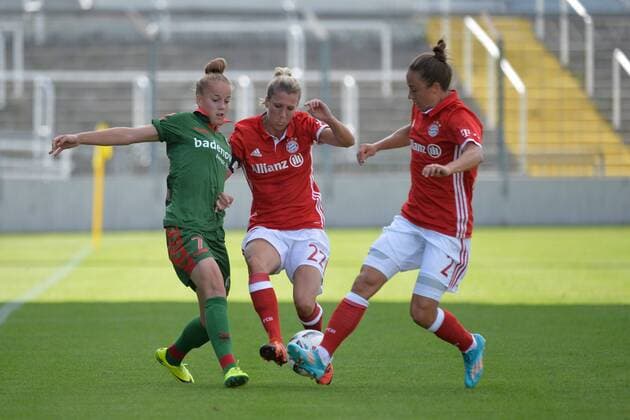 Giulia Gwinn (SC Freiburg Frauen-Fusssball), Verena Faisst (FC Bayern Muenchen - Frauenfussball), Gina Lewandowski (FC Bayern Muenchen - Frauenfussball), v.li. Aktion, FC Bayern Muenchen Frauen vs SC Freiburg Frauen, 03.09.16
