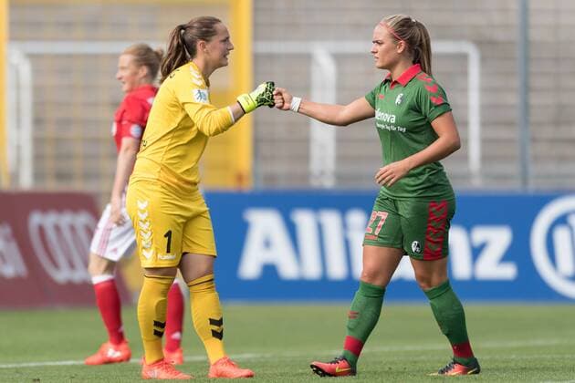 Im Bild Laura BENKARTH (SC Freiburg, 1), Clara SCHÖNE (Schoene Schone, SC Freiburg, 27) klatschen die Parade ab xmfx