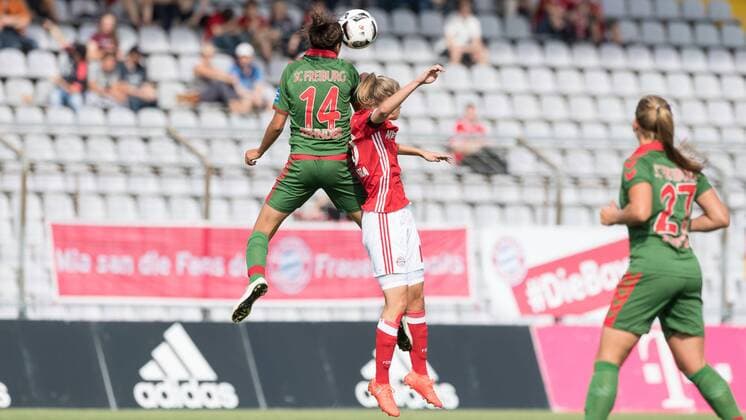 Im Bild Cinzia ZEHNDER (SC Freiburg, 14) gewinnt das Kopfballduell gegen Vivianne MIEDEMA (FC Bayern München, 10) xmfx