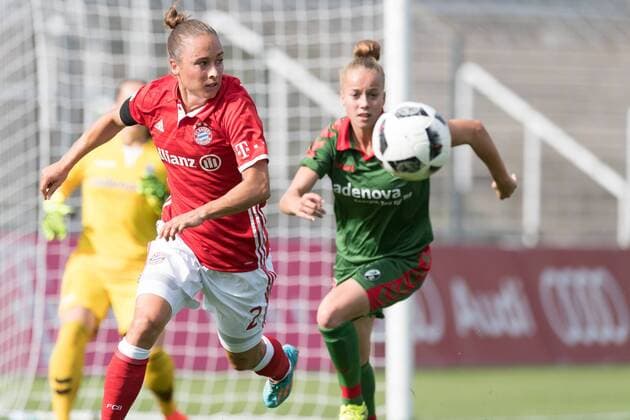 Im Bild Gina LEWANDOWSKI (FC Bayern München, 2), Giulia GWINN (SC Freiburg, 7) im Laufduell um den Ball xmfx
