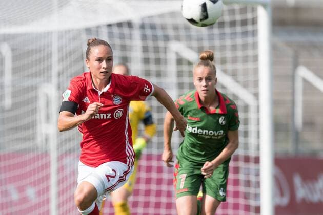 Im Bild Gina LEWANDOWSKI (FC Bayern München, 2), Giulia GWINN (SC Freiburg, 7) im Laufduell um den Ball xmfx