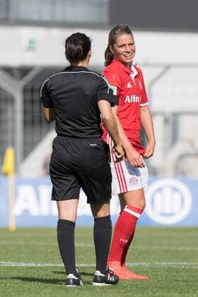 Im Bild Schiedsrichterin Riem HUSSEIN ermahnt Melanie LEUPOLZ (FC Bayern München, 8) xmfx