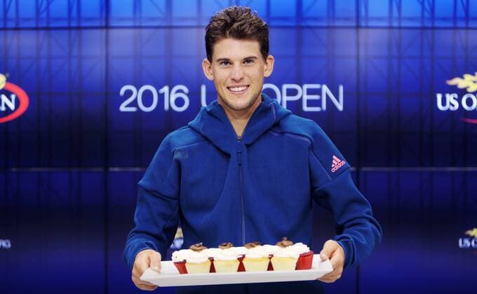 US Open, Tag 6, Dominic Thiem bekommt Cupcakes zum Geburtstag TENNIS - ATP Tennis Herren US Open 2016 NEW YORK CITY,NEW YORK,USA,03.SEP.16 - TENNIS - ATP World Tour, US Open 2016, Grand Slam, Flushing Meadows. Image shows Dominic Thiem (AUT) with cupcakes as a birthday present. GEPAxpictures xMatthiasxHauer