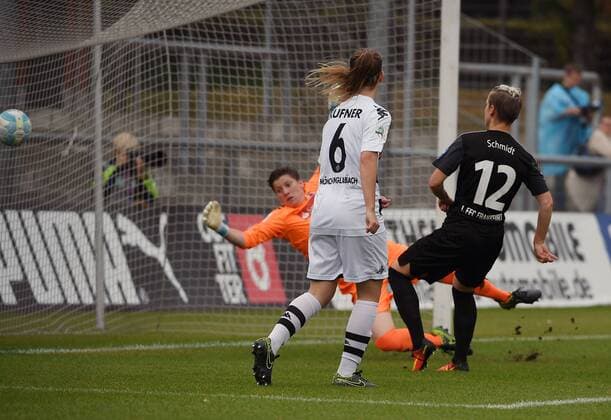 04.09.2016, xblx, Fussball 1.Bundesliga Damen, 1.FFC Frankfurt - Borussia Moenchengladbach, emspor v.l. Jasmin Hamann (Borussia Mönchengladbach), Anne Cathrine Kufner (Borussia Mönchengladbach), Sophie Schmidt (1.FFC Frankfurt) Goal scored, Tor zum 2:0 Frankfurt am Main