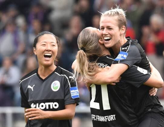 04.09.2016, xblx, Fussball 1.Bundesliga Damen, 1.FFC Frankfurt - Borussia Moenchengladbach, emspor v.l. Yuki Nagasato (1.FFC Frankfurt), Ana-Maria Crnogorcevic (1.FFC Frankfurt), Sophie Schmidt (1. FFC Frankfurt), Goal scored, Tor zum 2:0, celebrate the goal, Torjubel Frankfurt am Main