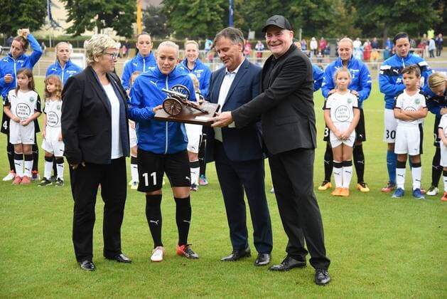 04.09.2016 Frankfurt am Main, Allianz Frauen-Bundesliga Saison 2016 2017 FFC Frankfurt - Borussia Mönchengladbach Torjägerkanone für Mandy Islacker (FFC Frankfurt) überreicht durch Chefredakteur Rainer Franzke, rechts FFC-Manager Siegfried Dietrich, links Margit Stoppa ist die Vorsitzende des Ausschusses für Frauen- und Mädchenfußball des DFB