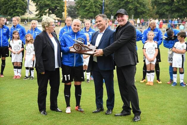 04.09.2016 Frankfurt am Main, Allianz Frauen-Bundesliga Saison 2016 2017 FFC Frankfurt - Borussia Mönchengladbach Torjägerkanone für Mandy Islacker (FFC Frankfurt) überreicht durch Chefredakteur Rainer Franzke, rechts FFC-Manager Siegfried Dietrich, links Margit Stoppa ist die Vorsitzende des Ausschusses für Frauen- und Mädchenfußball des DFB