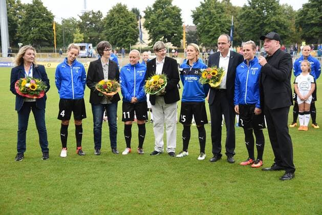 04.09.2016 Frankfurt am Main, Allianz Frauen-Bundesliga Saison 2016 2017 FFC Frankfurt - Borussia Mönchengladbach Hessens Innenminister Peter Beuth ehrt die Olympiasiegerinnen v.l.n.r. Iris Eberling, Kathrin Hendrich, MARION BEIER Mandy Islacker ,ANNELIE HAUPTVOGEL, Saskia Bartusiak, Minister Peter Beuth , Sophie Schmidt, FFC-Manager Siegfried Dietrich.,