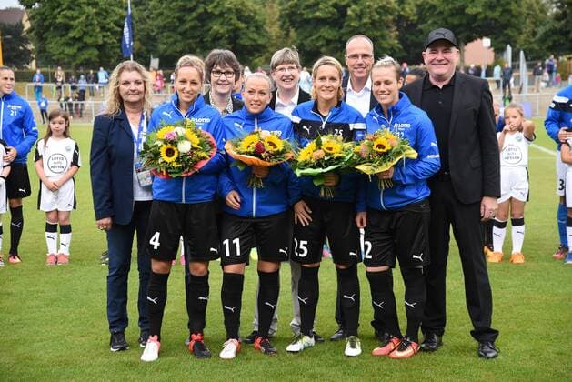 04.09.2016 Frankfurt am Main, Allianz Frauen-Bundesliga Saison 2016 2017 FFC Frankfurt - Borussia Mönchengladbach Hessens Innenminister Peter Beuth ehrt die Olympiasiegerinnen v.l.n.r. Iris Eberling, Kathrin Hendrich, MARION BEIER Mandy Islacker ,ANNELIE HAUPTVOGEL, Saskia Bartusiak, Minister Peter Beuth , Sophie Schmidt, FFC-Manager Siegfried Dietrich.,