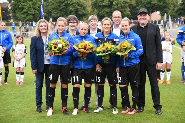 04.09.2016 Frankfurt am Main, Allianz Frauen-Bundesliga Saison 2016 2017 FFC Frankfurt - Borussia Mönchengladbach Hessens Innenminister Peter Beuth ehrt die Olympiasiegerinnen v.l.n.r. Iris Eberling, Kathrin Hendrich, MARION BEIER Mandy Islacker ,ANNELIE HAUPTVOGEL, Saskia Bartusiak, Minister Peter Beuth , Sophie Schmidt, FFC-Manager Siegfried Dietrich.,