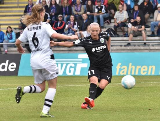 04.09.2016, xblx, Fussball 1.Bundesliga Damen, 1.FFC Frankfurt - Borussia Moenchengladbach, emspor v.l. Anne Cathrine Kufner (Borussia Mönchengladbach), Mandy Islacker (1.FFC Frankfurt), Goal scored, Tor zum 3:0 Frankfurt am Main