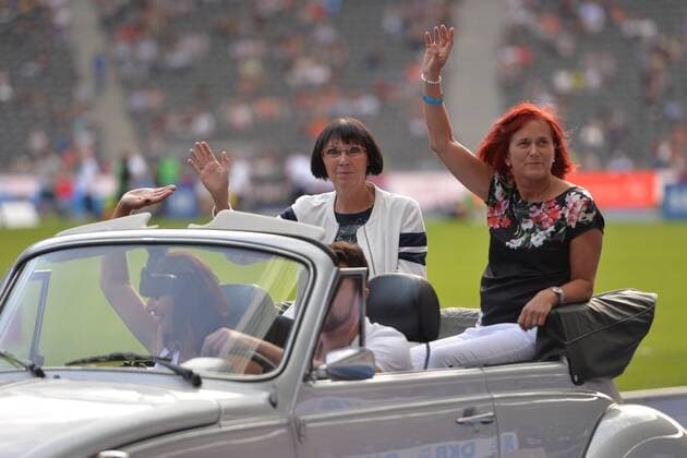Leichtathletik, 75. ISTAF 2016, Legenden der Leichtathletik,, Einzug ins Olympiastadion mit Oldtimern, Martina Hellmann, Bärbel Wöckel, Marlies Göhr, 03.09.16,