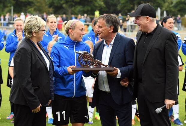04.09.2016, xblx, Fussball 1.Bundesliga Damen, 1.FFC Frankfurt - Borussia Moenchengladbach, emspor v.l. Mandy Islacker (1.FFC Frankfurt) bekommt die Kicker Torjaegerkanone von Kicker Chef Redakteur Rainer Franzke ueberreicht, Manager Siegfried Siggi Dietrich (1.FFC Frankfurt) Frankfurt am Main