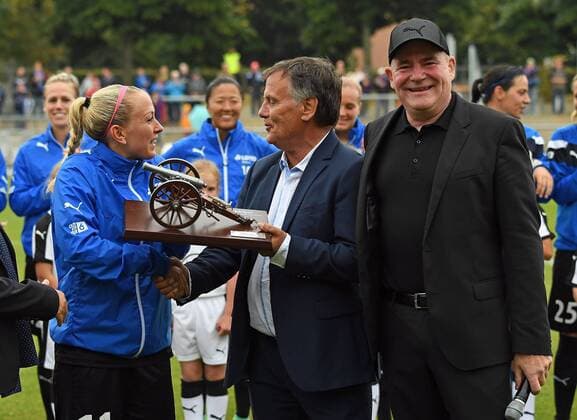 04.09.2016, xblx, Fussball 1.Bundesliga Damen, 1.FFC Frankfurt - Borussia Moenchengladbach, emspor v.l. Mandy Islacker (1.FFC Frankfurt) bekommt die Kicker Torjaegerkanone von Kicker Chef Redakteur Rainer Franzke ueberreicht, Manager Siegfried Siggi Dietrich (1.FFC Frankfurt) Frankfurt am Main