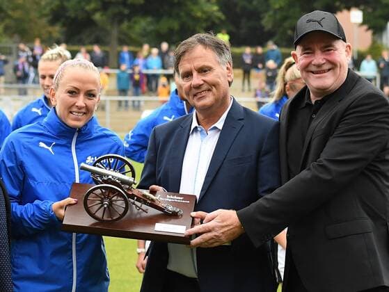 Bilder des Tages - SPORT 04.09.2016, xblx, Fussball 1.Bundesliga Damen, 1.FFC Frankfurt - Borussia Moenchengladbach, emspor v.l. Mandy Islacker (1.FFC Frankfurt) bekommt die Kicker Torjaegerkanone von Kicker Chef Redakteur Rainer Franzke ueberreicht, Manager Siegfried Siggi Dietrich (1.FFC Frankfurt) Frankfurt am Main