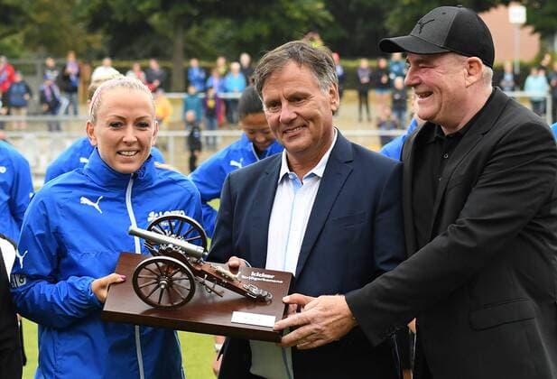 04.09.2016, xblx, Fussball 1.Bundesliga Damen, 1.FFC Frankfurt - Borussia Moenchengladbach, emspor v.l. Mandy Islacker (1.FFC Frankfurt) bekommt die Kicker Torjaegerkanone von Kicker Chef Redakteur Rainer Franzke ueberreicht, Manager Siegfried Siggi Dietrich (1.FFC Frankfurt) Frankfurt am Main