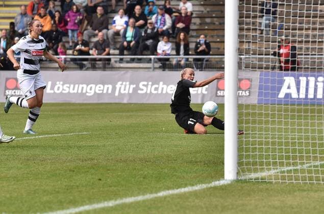 04.09.2016, xblx, Fussball 1.Bundesliga Damen, 1.FFC Frankfurt - Borussia Moenchengladbach, emspor v.l. Mandy Islacker (1.FFC Frankfurt), Goal scored, Tor zum 5:0 Frankfurt am Main