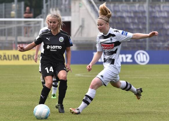 04.09.2016, xblx, Fussball 1.Bundesliga Damen, 1.FFC Frankfurt - Borussia Moenchengladbach, emspor v.l. Jackie Groenen (1.FFC Frankfurt), Nadja Pfeiffer (Borussia Mönchengladbach) Frankfurt am Main
