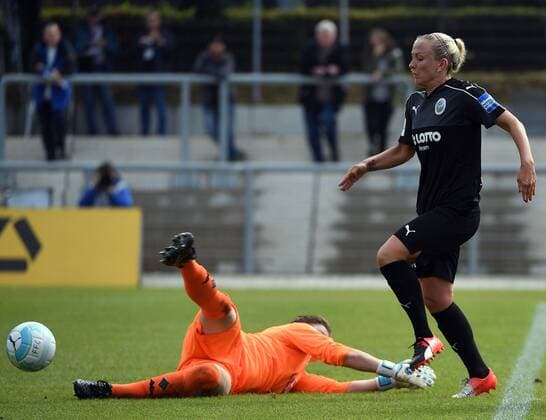 04.09.2016, xblx, Fussball 1.Bundesliga Damen, 1.FFC Frankfurt - Borussia Moenchengladbach, emspor v.l. Jasmin Hamann (Borussia Mönchengladbach), Mandy Islacker (1.FFC Frankfurt) Goal scored, Tor zum 5:0 Frankfurt am Main