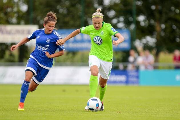 vl Laura Feiersinger (Sand, 27), Zsanett Jakabfi (Wolfsburg, 3) Zweikampf, Duell, duell, tackle, Tackling, Aktion, action, Fußball,Allianz Frauen Bundesliga, SC Sand - VfL Wolfsburg, xtgx
