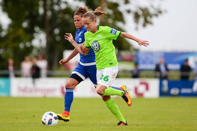 vl Laura Feiersinger (Sand, 27), Caroline Graham Hansen (Wolfsburg, 26) Zweikampf, Duell, duell, tackle, Tackling, Aktion, action, Fußball,Allianz Frauen Bundesliga, SC Sand - VfL Wolfsburg, xtgx