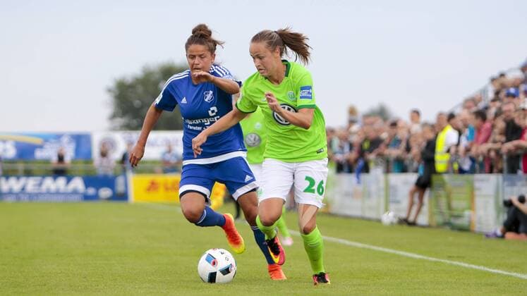 vl Laura Feiersinger (Sand, 27) gegen Caroline Graham Hansen (Wolfsburg, 26) Zweikampf, Duell, duell, tackle, Tackling, Aktion, action, Fußball,Allianz Frauen Bundesliga, SC Sand - VfL Wolfsburg, xtgx