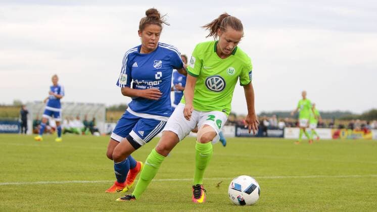 vl Laura Feiersinger (Sand, 27), Caroline Graham Hansen (Wolfsburg, 26) Zweikampf, Duell, duell, tackle, Tackling, Aktion, action, Fußball,Allianz Frauen Bundesliga, SC Sand - VfL Wolfsburg, xtgx