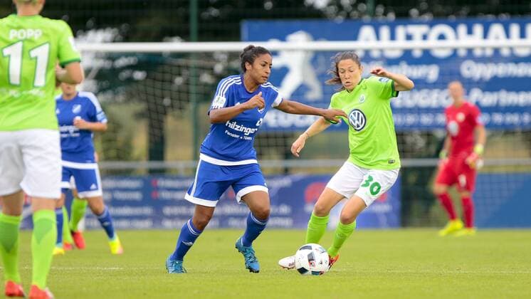 vl Chioma Nisa Igwe (Sand, 4), Elise Bussaglia (Wolfsburg, 30) Zweikampf, Duell, duell, tackle, Tackling, Aktion, action, Fußball,Allianz Frauen Bundesliga, SC Sand - VfL Wolfsburg, xtgx