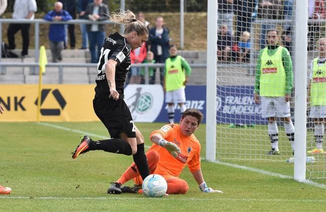 04.09.2016, xblx, Fussball 1.Bundesliga Damen, 1.FFC Frankfurt - Borussia Moenchengladbach, emspor v.l. Ana-Maria Crnogorcevic (1.FFC Frankfurt), Jasmin Hamann (Borussia Mönchengladbach) Frankfurt am Main