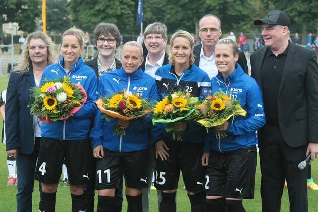 Allianz Frauen-Bundesliga, 1. Spieltag: 1. FFC Frankfurt - Borussia Mönchengladbach am Sonntag (04.09.2016) im Stadion am Brentanobad in Frankfurt am Main. Der FFC-Vorstand ehrt im Beisein des hessischen Innenministers Peter Beuth die Medaillengewinner der Olympischen Spiele in Rio. Hierzu zählt neben dem Goldmedaillen-Trio Saskia Bartusiak, Mandy Islacker und Kathrin Hendrich auch die Kanadierin Sophie Schmidt.