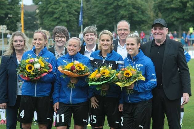 Allianz Frauen-Bundesliga, 1. Spieltag: 1. FFC Frankfurt - Borussia Mönchengladbach am Sonntag (04.09.2016) im Stadion am Brentanobad in Frankfurt am Main. Der FFC-Vorstand ehrt im Beisein des hessischen Innenministers Peter Beuth die Medaillengewinner der Olympischen Spiele in Rio. Hierzu zählt neben dem Goldmedaillen-Trio Saskia Bartusiak, Mandy Islacker und Kathrin Hendrich auch die Kanadierin Sophie Schmidt.