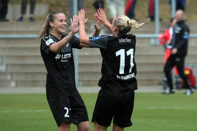 Allianz Frauen-Bundesliga, 1. Spieltag: 1. FFC Frankfurt - Borussia Mönchengladbach am Sonntag (04.09.2016) im Stadion am Brentanobad in Frankfurt am Main. Jubel nach 1:0 durch Mandy Islacker (1. FFC Frankfurt, re.), links Ana-Maria Crnogorcevic (1. FFC Frankfurt).