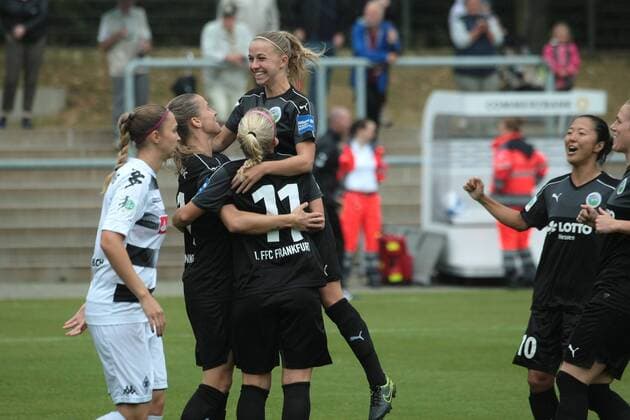 Allianz Frauen-Bundesliga, 1. Spieltag: 1. FFC Frankfurt - Borussia Mönchengladbach am Sonntag (04.09.2016) im Stadion am Brentanobad in Frankfurt am Main. Jubel nach 1:0 durch Mandy Islacker (1. FFC Frankfurt, Nr.11).