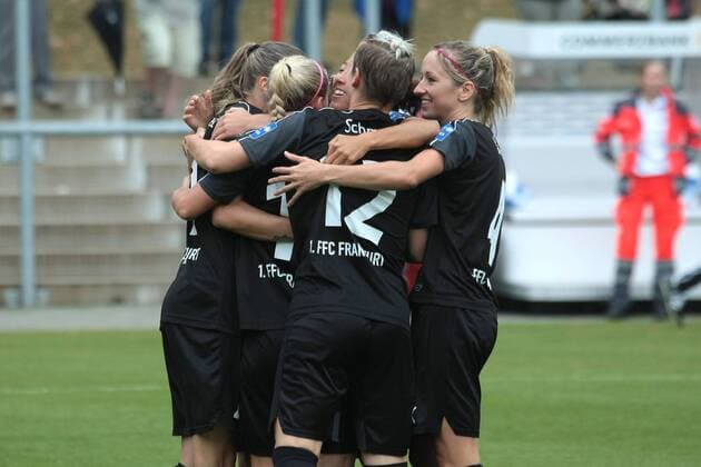 Allianz Frauen-Bundesliga, 1. Spieltag: 1. FFC Frankfurt - Borussia Mönchengladbach am Sonntag (04.09.2016) im Stadion am Brentanobad in Frankfurt am Main. Jubel nach 1:0 durch Mandy Islacker (1. FFC Frankfurt).
