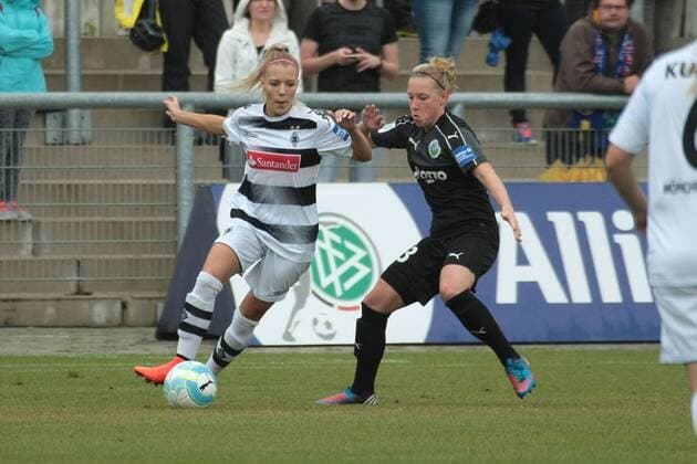 Allianz Frauen-Bundesliga, 1. Spieltag: 1. FFC Frankfurt - Borussia Mönchengladbach am Sonntag (04.09.2016) im Stadion am Brentanobad in Frankfurt am Main. Marith Prießen Priessen (1. FFC Frankfurt, R), Vanessa Wahlen (Gladbach).