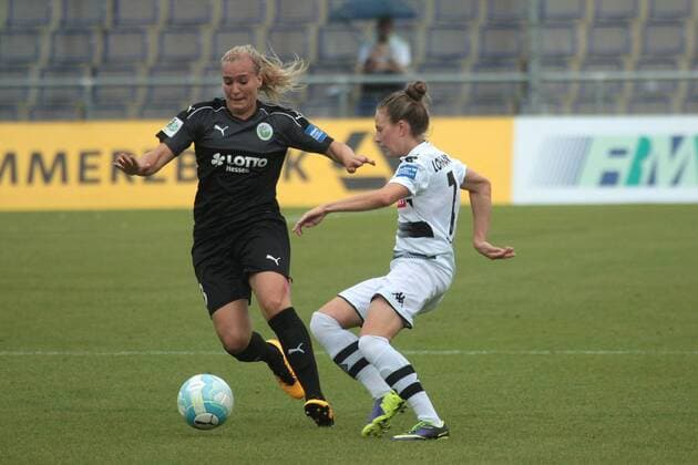 Allianz Frauen-Bundesliga, 1. Spieltag: 1. FFC Frankfurt - Borussia Mönchengladbach am Sonntag (04.09.2016) im Stadion am Brentanobad in Frankfurt am Main. Laura Störzel Stoerzel (1. FFC Frankfurt, L), Mona Lohmann (Gladbach).