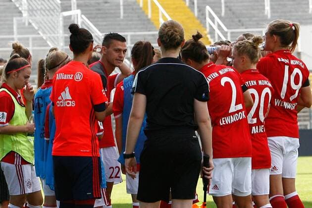 DEU, FFB, Allianz-Bundesliga, FC Bayern Muenchen vs. SC Freiburg 03.09.2016, Gruenwalder Stadion, Muenchen, DEU, FFB, Allianz-Bundesliga, FC Bayern Muenchen vs. SC Freiburg, im Bild Thomas Woerle (Wörle) (FC Bayern Muenchen, Trainer) redet auf seine Mannschaft ein nordphotoxRMG