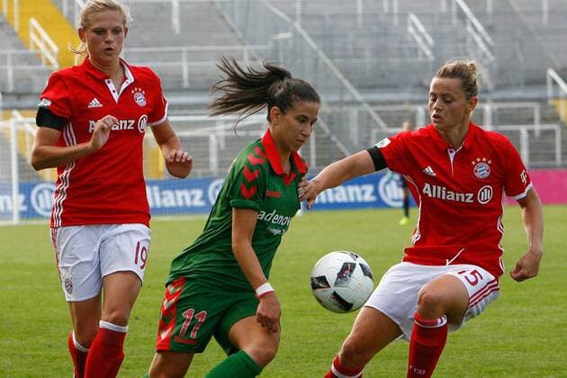 Fußball, 1. FSV Mainz 05 - Pressetermin zur Strukturreform DEU, FFB, Allianz-Bundesliga, FC Bayern Muenchen vs. SC Freiburg 03.09.2016, Gruenwalder Stadion, Muenchen, DEU, FFB, Allianz-Bundesliga, FC Bayern Muenchen vs. SC Freiburg, im Bild der Dreikampf zwischen Carina Wenninger (FC Bayern Muenchen, 19), Hasret Kayikci (SC Freiburg, 11) und Nora Holstad Berge (FC Bayern Muenchen, 15) nordphotoxRMG