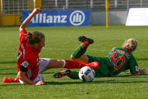 Fußball, 1. FSV Mainz 05 - Pressetermin zur Strukturreform DEU, FFB, Allianz-Bundesliga, FC Bayern Muenchen vs. SC Freiburg 03.09.2016, Gruenwalder Stadion, Muenchen, DEU, FFB, Allianz-Bundesliga, FC Bayern Muenchen vs. SC Freiburg, im Bild der Zweikampf zwischen Melanie Behringer (FC Bayern Muenchen, 7) und Carolin Simon (SC Freiburg, 30) nordphotoxRMG