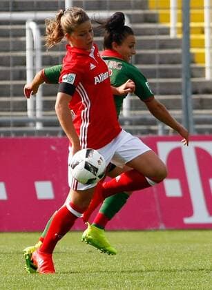 Fußball, 1. FSV Mainz 05 - Pressetermin zur Strukturreform DEU, FFB, Allianz-Bundesliga, FC Bayern Muenchen vs. SC Freiburg 03.09.2016, Gruenwalder Stadion, Muenchen, DEU, FFB, Allianz-Bundesliga, FC Bayern Muenchen vs. SC Freiburg, im Bild der Zweikampf zwischen Melanie Leupolz (FC Bayern Muenchen, 8) und Lina Magull (SC Freiburg, 16) nordphotoxRMG