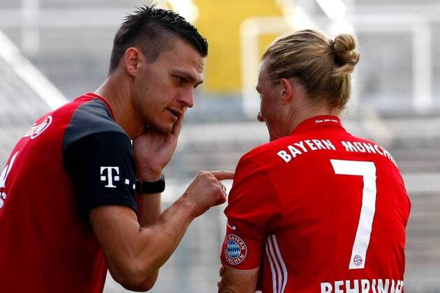 DEU, FFB, Allianz-Bundesliga, FC Bayern Muenchen vs. SC Freiburg 03.09.2016, Gruenwalder Stadion, Muenchen, DEU, FFB, Allianz-Bundesliga, FC Bayern Muenchen vs. SC Freiburg, im Bild beratschlagen Thomas Woerle (Wörle) (FC Bayern Muenchen, Trainer) und Melanie Behringer (FC Bayern Muenchen, 7) das weitere Vorgehen nordphotoxRMG