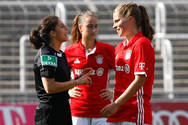 DEU, FFB, Allianz-Bundesliga, FC Bayern Muenchen vs. SC Freiburg 03.09.2016, Gruenwalder Stadion, Muenchen, DEU, FFB, Allianz-Bundesliga, FC Bayern Muenchen vs. SC Freiburg, im Bild diskutieren Schiedsrichterin Riem Hussein (Bad Harzburg) und Melanie Leupolz (FC Bayern Muenchen, 8) nordphotoxRMG