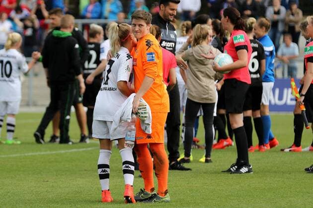 04.09.2016 Frankfurt am Main, Allianz Frauen-Bundesliga Saison 2016 2017 FFC Frankfurt - Borussia Mönchengladbach Vanessa Wahlen und Torwart Jasmin Hamann (Gladbach)